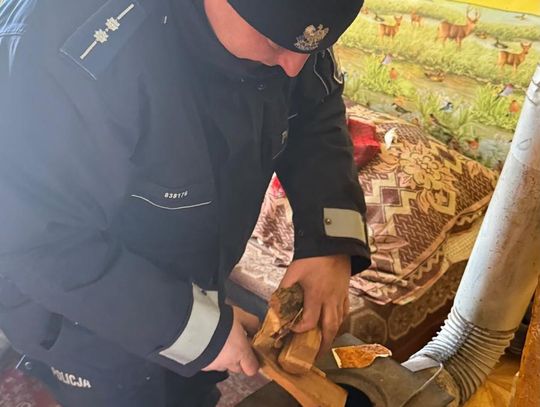 Policjanci rozpalili w piecu i przynieśli zapas drewna 93-latkowi, który przebywał w zimnym...