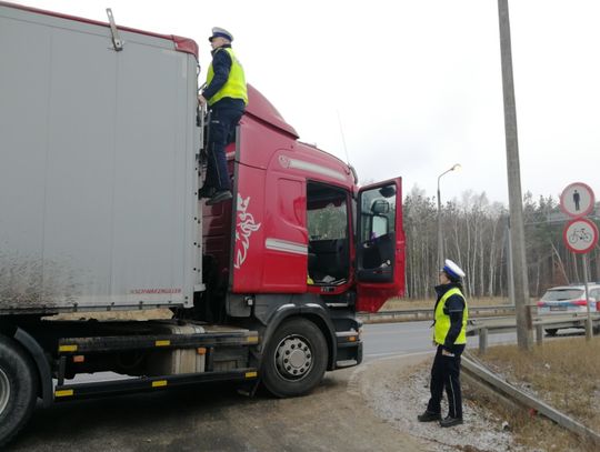 Policjanci sprawdzają czy na samochodach ciężarowych jest lód. Jest - płacisz 500 zł!