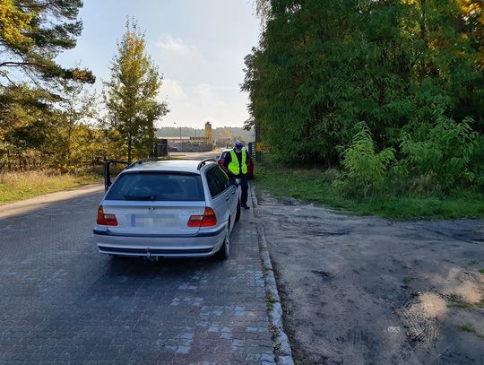 Policjanci sprawdzali oświetlenie pojazdów. 8 kierowców ukaranych mandatami