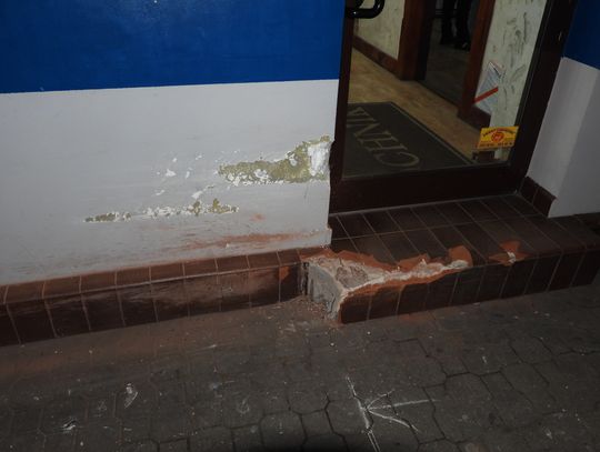 Policjanci założyli sprawcy kolizji kask, aby nie zadawał sobie obrażeń. Wcześniej wjechał w budynek