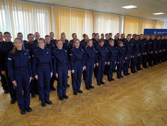 Policjanci złożyli ślubowanie. Siedmiu trafi do Włocławka