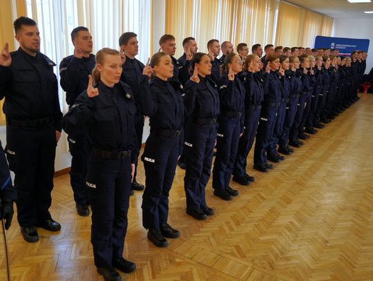 Policjanci złożyli uroczyste ślubowanie. Czworo trafi do KMP we Włocławku