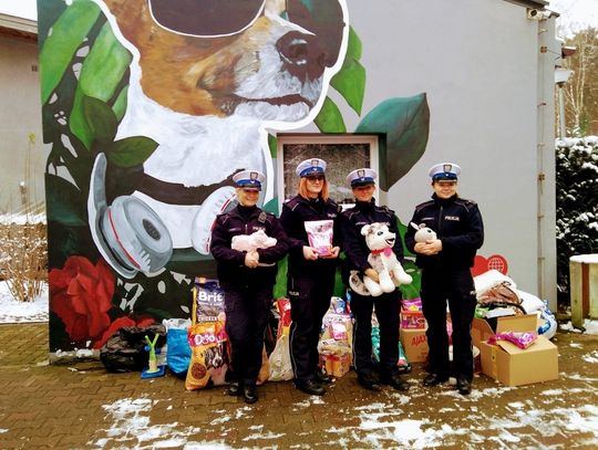 Policjantki przekazały dary Schronisku dla Zwierząt we Włocławku