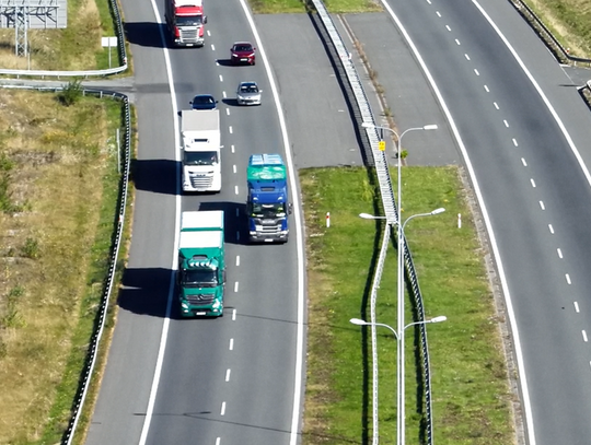 Kierowca ciężarówki łamał przepisy na autostradzie. Policyjny dron w akcji