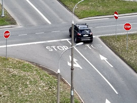 Policyjny dron w akcji. Kierowcy lekceważyli znak STOP