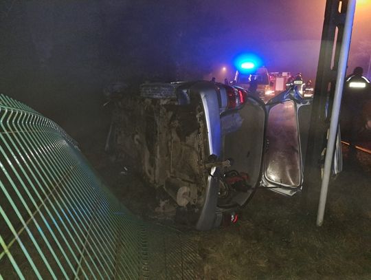 Policyjny pościg zakończony dachowaniem. Kierowcy grozi do 30 000 zł grzywny