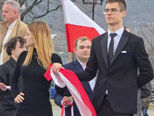 Polonez na Starym Rynku. Maturzyści i najmłodsi razem rozpoczęli wiosnę Polonez na Starym Rynku. Maturzyści i najmłodsi razem rozpoczęli wiosnę