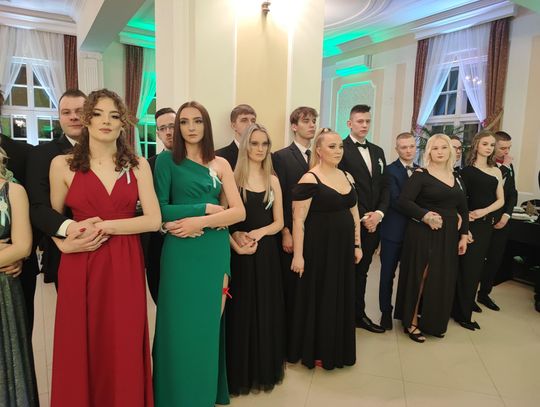 "Poloneza czas zacząć". Dziś uczniowie Zespołu Szkół Chemicznych