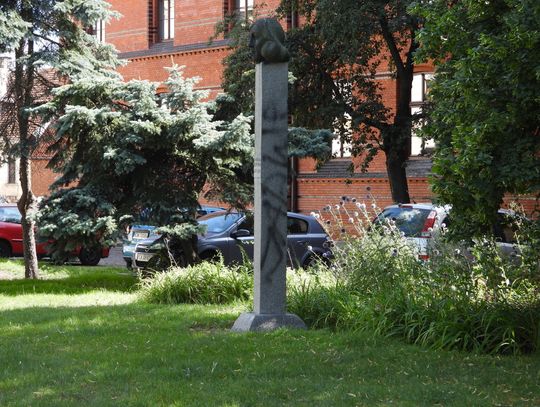 Pomnik Kopernika ofiarą wandali. Czy ktoś wie, kiedy został popisany sprayem?