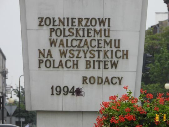 Pomnik na Placu Wolności pomazany przez wandala