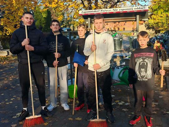 Posprzątali groby dzieci. Wychowankowie Młodzieżowego Ośrodka Wychowawczego jak co roku zadbali o miejsca pochówku