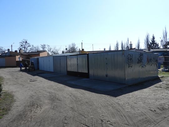 Postawiono nowe stajenki dla pogorzelców z ul. Południowej, jednak zamiast 12 jest 10. Mieszkańcy są sfrustrowani...