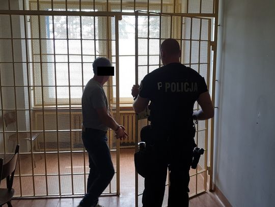 Poszukiwany podróżował z kolegą z dożywotnim zakazem prowadzenia pojazdów. Trafili na kontrolę drogową