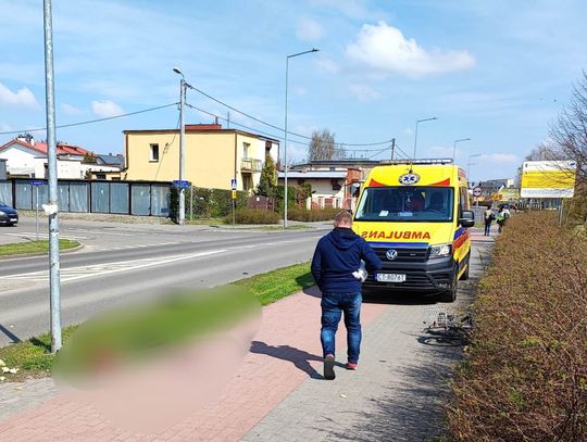 Potrącenie rowerzysty na ul. Kapitulnej. Z poważnymi obrażeniami trafił do szpitala [zdjęcia nie dla wrażliwych]