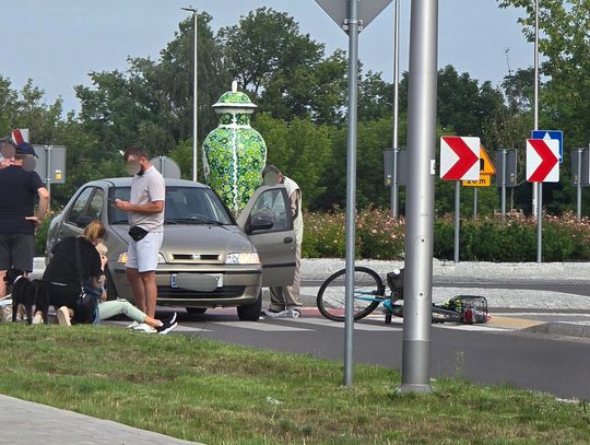 Potrącenie rowerzystki na rondzie Kaliskiej i Broniewskiego