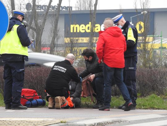Potrącenie rowerzystki na ul. Chopina. Kobietę z urazem głowy odwieziono do szpitala