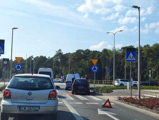 Potrącenie rowerzysty na rondzie wylotowym na Brześć Kujawski – utrudnienia w ruchu