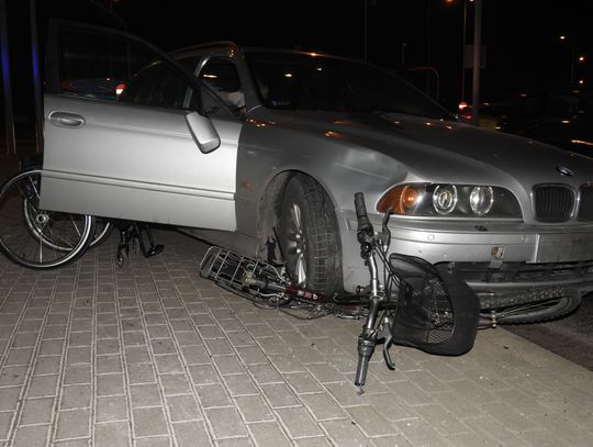 Potrącenie rowerzysty na skrzyżowaniu ulic Okrzei i Wroniej