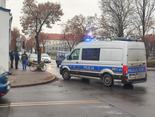 Potrącenie rowerzysty na ul. Stodólnej. Mężczyzna trafił do szpitala 
