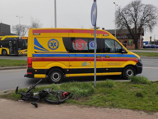 Potrącenie rowerzysty na ulicy Bauera. Na miejscu policja i pogotowie