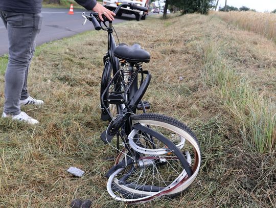 Potrącenie rowerzysty w regionie. 69-latka przewieziono do szpitala