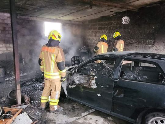 Pożar Audi w Nowej Woli. Na miejscu 6 zastępów straży