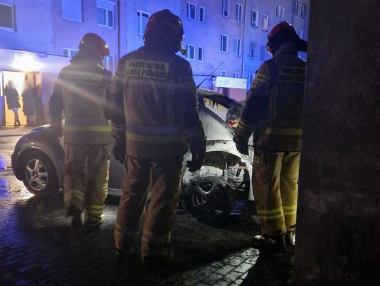 Pożar auta na os. Południe. Spłonął Volkswagen New Beetle