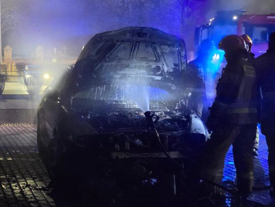 Pożar auta na parkingu przed Halą Mistrzów. Trwa akcja służb