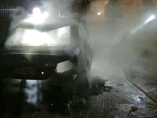 Pożar auta na ulicy Traugutta w Brześciu. Samochód całkowicie spłonął