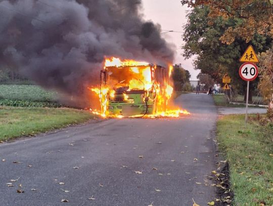 Pożar autobusu w miejscowości Ustronie. Trwa akcja gaśnicza