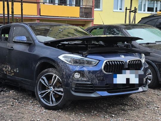 Pożar BMW na Arentowicza. Auto spłonęło w nocy, ucierpiał też samochód zaparkowany obok