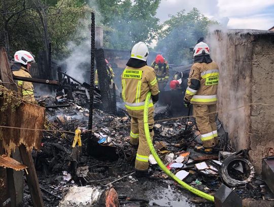 Pożar budynków w Osięcinach. Na miejscu działo 7 zastępów straży