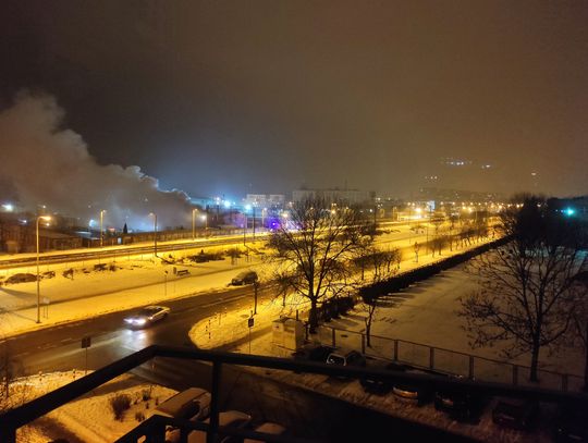 Pożar budynku mieszkalnego przy ul. Toruńskiej. Dwóch mężczyzn wyskoczyło z pierwszego piętra