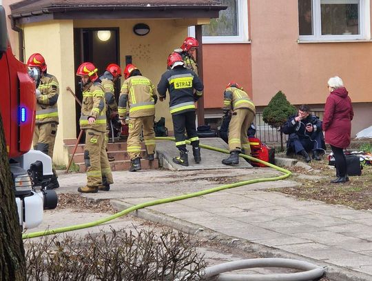 Pożar budynku przy ulicy Ostrowskiej. Dwóch policjantów poszkodowanych