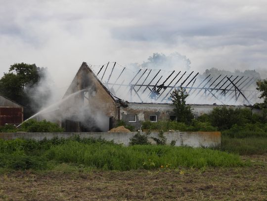 Pożar budynku w pobliżu Wieńca. Ogień gasi kilka zastępów straży pożarnej