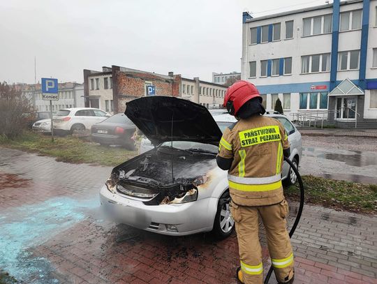 Pożar Chevroleta przy ul. Okrzei. Na miejscu straż pożarna i policja 