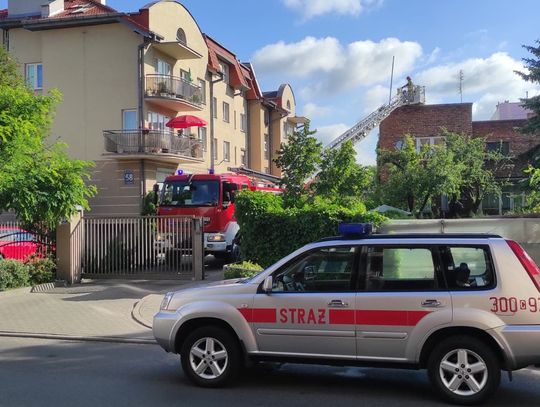 Pożar dachu budynku przy ulicy Stodólnej. Na miejscu cztery zastępy straży pożarnej