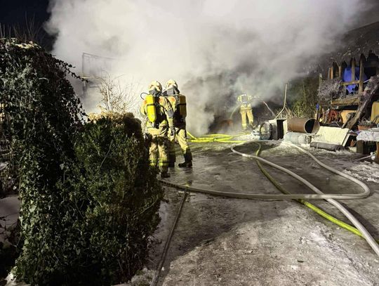 Pożar domku na terenie ogródków działkowych przy ul.Rozdroże Pożar domku na terenie ogródków działkowych przy ul.Rozdroże