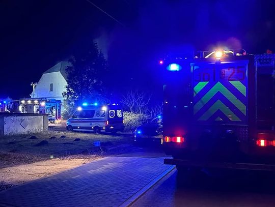 Nocny pożar domu jednorodzinnego w Starobrzeskiej Kolonii. Dwie osoby ewakuowane