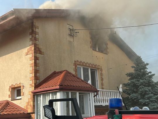 Pożar domu w Lubieniu. Na miejscu sześć zastępów Straży Pożarnej