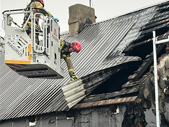 Pożar domu w Unisławicach. Jedna osoba trafiła do szpitala