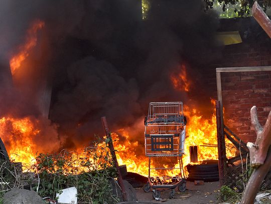 Pożar garażu na podwórku przy ul. Cyganka. Płonęły m.in opony