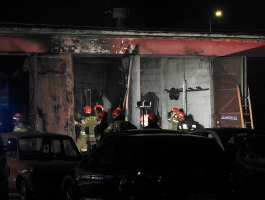 Pożar garaży przy ul. Brackiej. Na miejscu policja, straż i pogotowie energetyczne