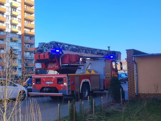 Pożar mebli na balkonie na os. Kazimierza Wielkiego. Działały 3 zastępy straży