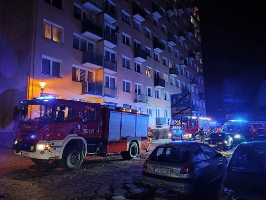 Pożar mieszkania przy ul. Toruńskiej. Na miejscu straż, pogotowie ratunkowe i policja 