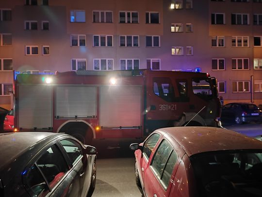 Pożar na czwartym piętrze bloku przy ul. Hożej. Na miejscu działały cztery zastępy PSP Włocławek