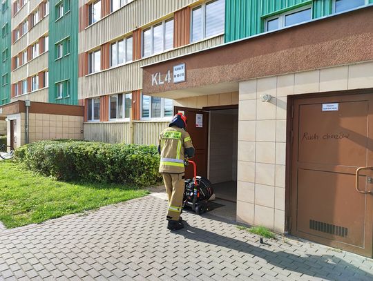 Pożar na jedenastym piętrze wieżowca. Na miejscy trzy zastępy straży pożarnej
