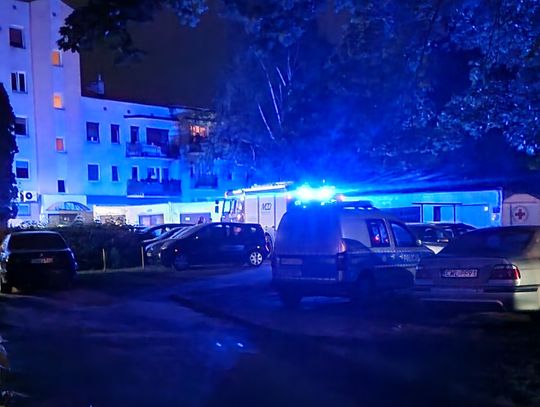 Pożar na klatce schodowej. W akcji 3 zastępy straży, pogotowie i policja