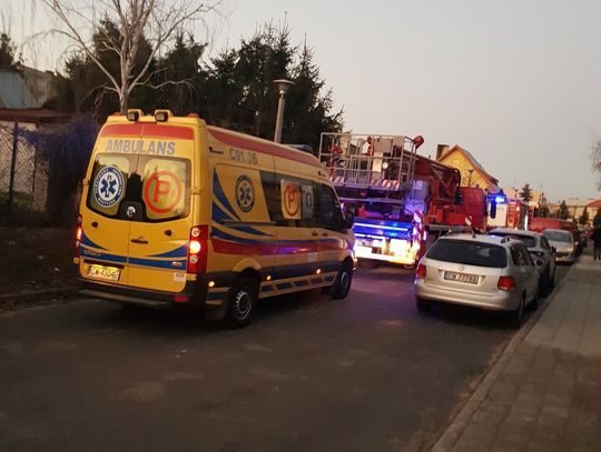 Pożar na ul. M. Dąbrowskiej. 63-latek z objawami zatrucia trafił do szpitala 