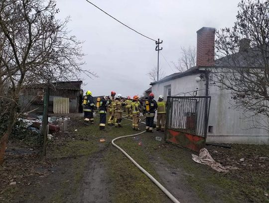 Pożar opału w domu jednorodzinnym w Dąbrówce. Na miejscu działały 4 zastępy straży pożarnej 